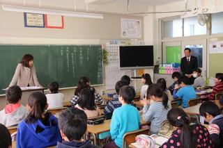 東原小学校にて授業を生徒の前の方で見学する市長の写真