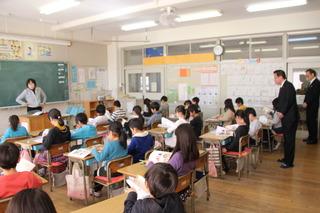 東原小学校にて授業を生徒の後ろで見学する市長の写真