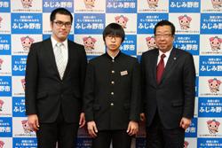 神戸 巧輝くんと関係者の男性と市長が3人で写っている写真