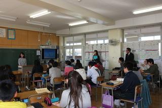 西原小学校にて真剣に授業を受ける生徒の様子を見学している市長の写真