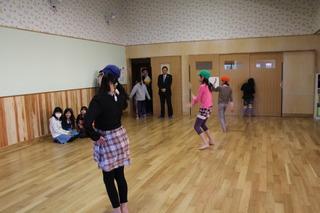 上野台放課後児童クラブで児童が帽子を被りダンスをしている写真
