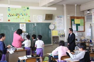 さぎの森小学校にて書道の授業を見学する市長の写真