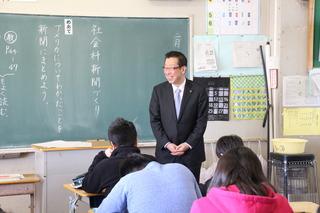 さぎの森小学校にて授業で市長が教壇の横に笑顔で立っている写真