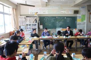さぎの森小学校にて生徒と一緒に給食を食べる市長の写真