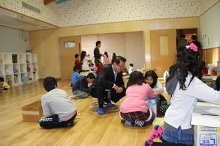 上野台放課後児童クラブで児童が作業している様子を視察する市長の写真