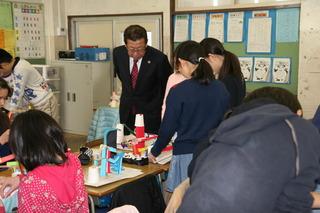 鶴ケ丘小学校にて生徒がモノづくりをしている様子を見学する市長の写真
