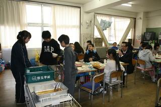 鶴ケ丘小学校にて生徒と一緒に給食を食べる市長の写真