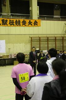 駅伝競走大会にてゼッケンをつけた選手の前で市長が挨拶している写真