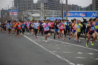 駅伝競走大会にてゼッケンをつけた選手たちが走っている写真