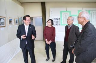 資料館友の会の作品展示を前にスタッフと一緒に歓談している市長の写真