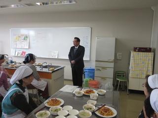 「伝達講習会」が行われている調理室で挨拶をしている市長の写真