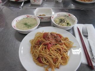 パスタとスープと副菜の料理の写真