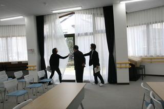 「介護予防センター」内部の窓・カーテン部分を見学している写真