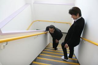 階段部分を見学している市長の写真