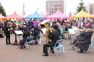 さくらまつりのココネ広場にて吹奏楽の演奏が行われている写真