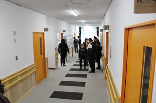 オレンジ色のドアの各部屋に繋がる廊下の写真