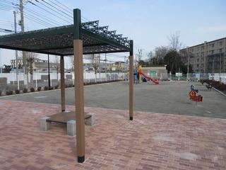 ベンチや滑り台などがある完成した「コミュニティ公園」の全体写真