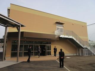 完成した黄土色の上野台小学校校舎の外観写真