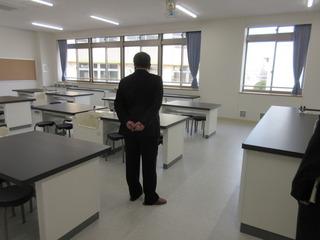 きれいに作り替えられた上野台小学校の内部を見学している市長の写真