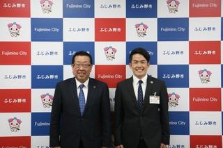 笠井 小太郎さんと市長との記念写真