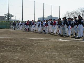 野球大会の開会式で選手がグランドに整列している写真