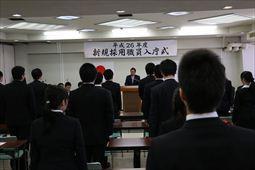 新規採用職員入庁式で、整列する職員の前で話をする市長の写真