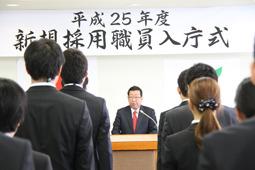 新規採用職員入庁式で挨拶する市長の写真