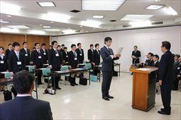新規採用職員の入庁式で、代表の男性が答辞を読む写真