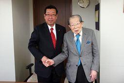 市長と聖路加国際病院理事長の日野原先生が握手して記念撮影している写真