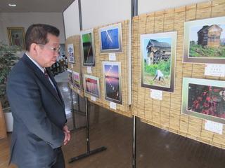 すだれに展示されている写真の作品を興味深く見ている市長の写真