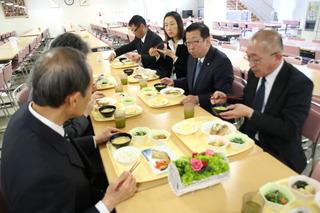 女子栄養大学の学食を学校関係者と市長が食事している写真