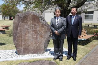 女子栄養大学の石碑の横で代表者と市長が記念撮影している写真