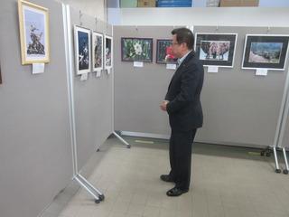 作品展にて写真を鑑賞する市長の写真