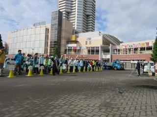 上福岡駅東西口の路上で黄色い三角コーンの後ろに啓発活動の参加者が並んでおり、その前に市長が立って話をしている写真