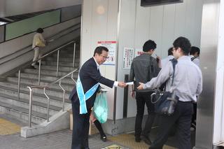駅で市長が市民にティッシュを配っている写真