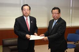 市長が太田 昭宏国土交通大臣に要望書を手渡している写真