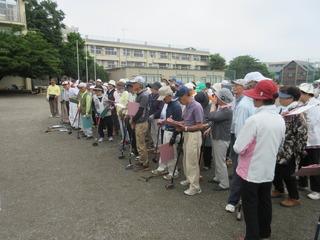 グラウンド・ゴルフ春季大会にて参加者がゴルフクラブを持って整列している写真