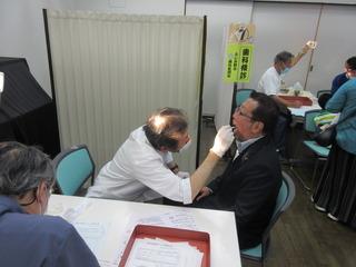 元気・健康フェアにて歯の検診を受けている市長の写真