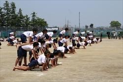 組み体操の競技が行われており、6人一組の生徒で3段ピラミッドを作っている様子の写真