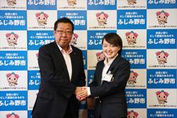 市川 瑛子さんと市長が両手で握手をし、笑顔で写っている写真