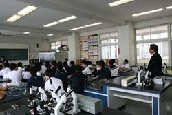 福岡中学校にて顕微鏡を使った理科の授業を見学する市長の写真