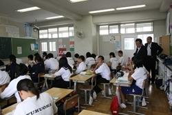 福岡中学校にて授業中に生徒に話しかける市長の写真