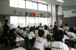 福岡中学校にて授業を見学する市長の写真