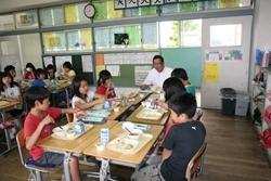 西小学校にて生徒と一緒に給食を食べる市長の写真