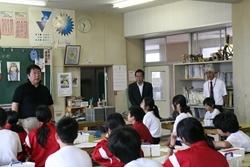 大井東中学校にて美術の授業を見学する市長の写真