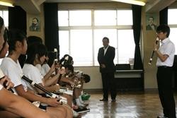 大井東中学校にて音楽の授業で縦笛を吹く生徒の様子を見学する市長の写真