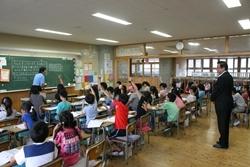 東台小学校にて授業を見学する市長の写真
