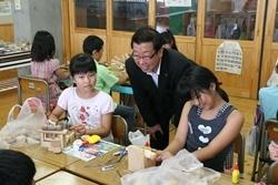 東台小学校にて木工作業をする生徒に話しかける市長の写真
