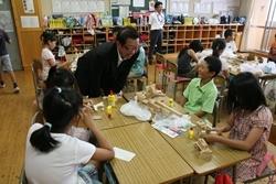 東台小学校にてグループ分けされた机に座っている生徒に話しかける市長の写真