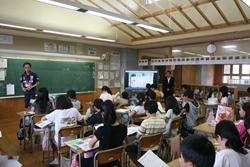 東台小学校にて真剣に授業を受ける生徒の様子を見学する市長の写真